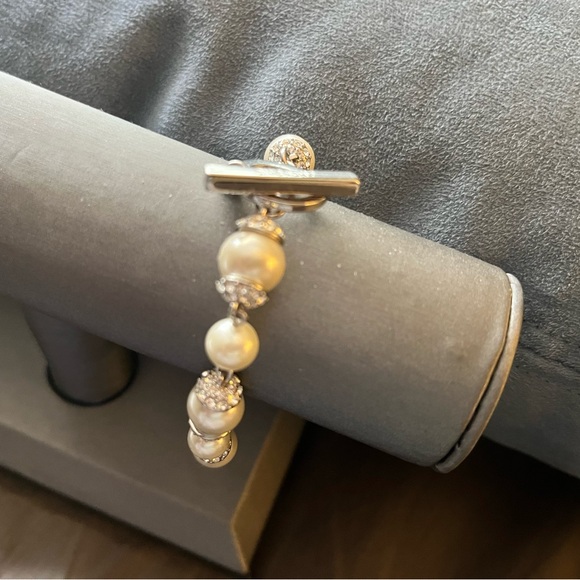 Givenchy pearl and crystal silver toggle close bracelet 7” - 7.25” length - Picture 4 of 6